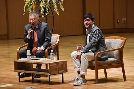 玉川大学・玉川学園学友会寄附講座[教育学部]――舞台俳優やサッカーキャスターなど幅広く活躍する高等部卒業生、川平慈英さんが恩師とともに「夢を語る」