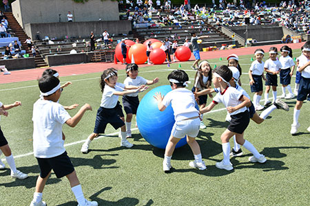 保護者の皆さんも一緒になって楽しむ春の一日。今年も1-4年生の運動会が行われました。
