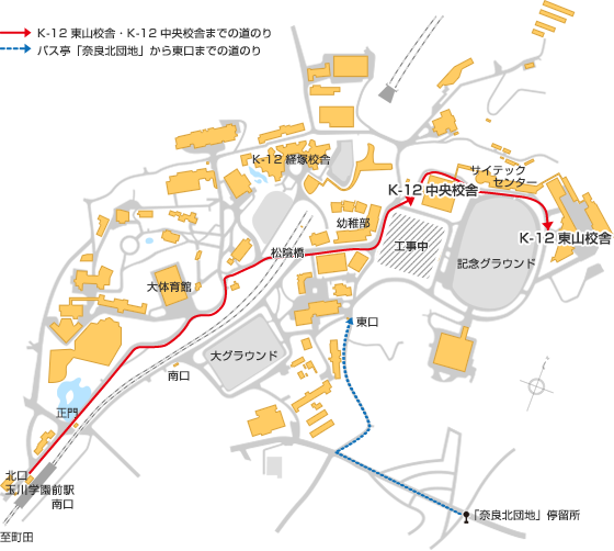 玉川学園大学前駅の北口の北側に正門があります。正門からキャンパス内を北に向かうと大体育館、健康院、松陰橋、幼稚園部、大学8号館、「高学年校舎」があり、サイテックセンター、「中学年校舎」があります。