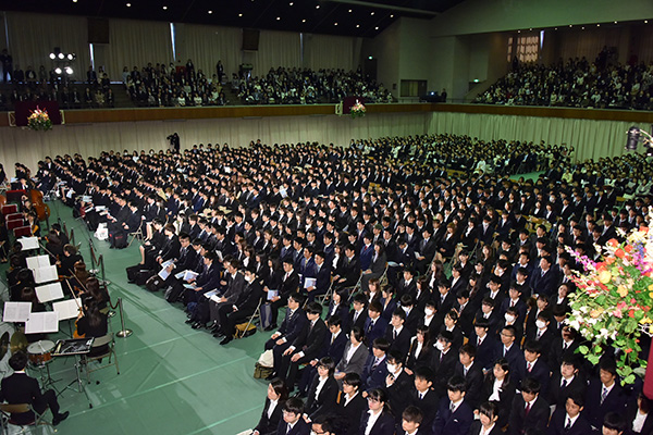 満開の桜の下で行われた玉川大学入学式 今年も約2 000名の入学生が 決意も新たに大学生となりました 玉川の教育 玉川学園