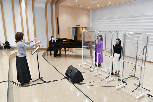 感染拡大防止策を講じ、対面方式で続く音楽実技指導