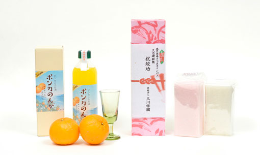写真:竣功式の記念品、「ポンカのんが」 他