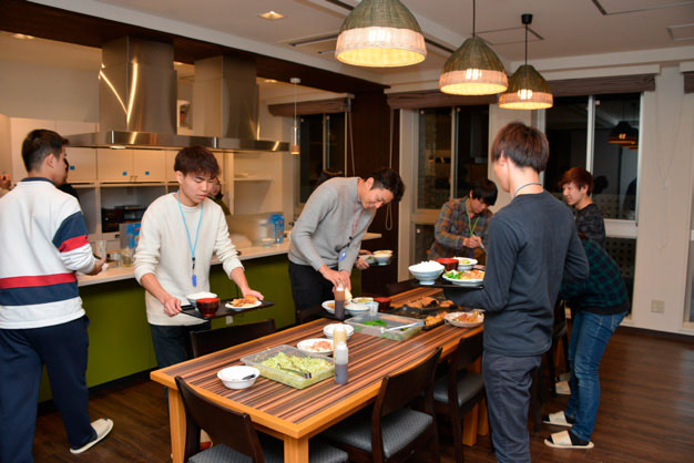 写真：学生の自炊にも対応したオープンキッチン