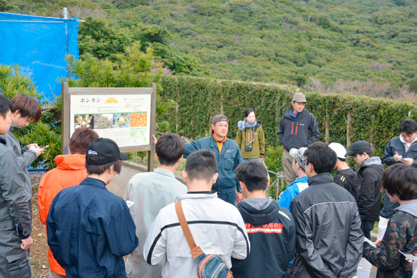 写真:説明を熱心に聞く学生たち