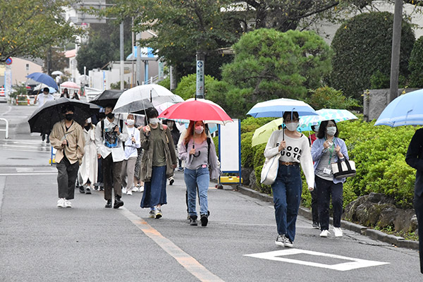 玉川大学の秋学期がスタート。十分な感染症対策のもと、対面授業も一部再開。