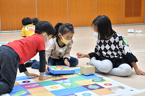 遊びながら概念を身につける。小学校でのプログラミング教育を見据えて、幼稚部年長組がチャレンジプログラムに取り組みました。