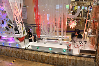 「光のサーカス」で、行き交う人に安らぎを。コロナ禍に芸術学部の学生が町田マルイのディスプレイを担当したプロジェクト型授業。